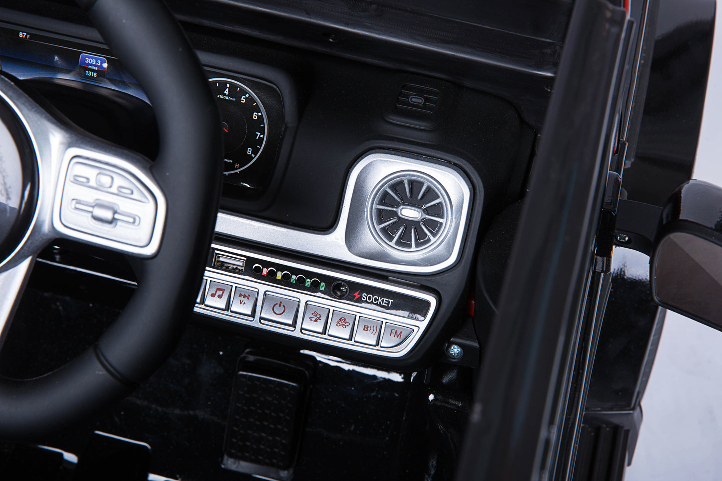 Mercedes Benz AMG G63 - White