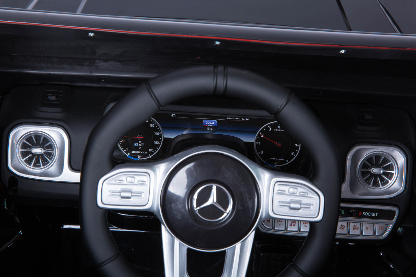 Mercedes Benz AMG G63 - White